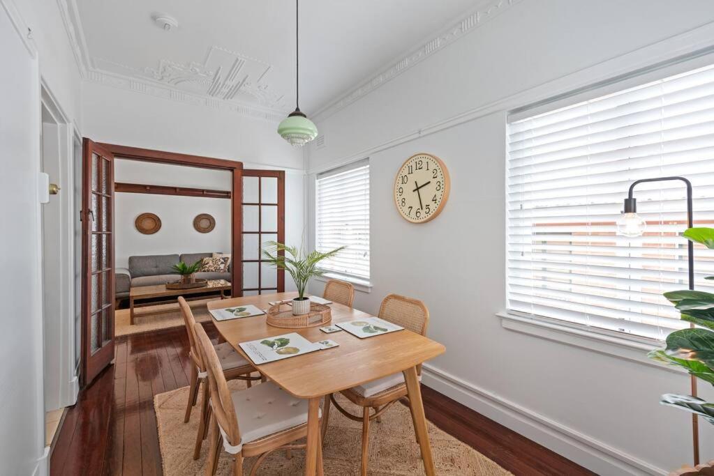 Art Deco In Ascot! ~ 2 Bed / 1 Bath / 1 Car Apartment Brisbane Bagian luar foto